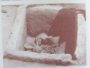 Tomba con Resti Umani e Corredo Funerario