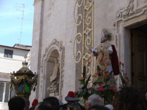 Statua processionale di S. Filippo, sul sagrato dopo la consegna delle chiavi