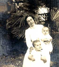 Olga con le figlie, Maria, in piedi, ed Elena